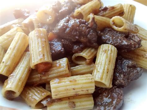  Macarrão de Corta-Vento com Carne de Porco Assada: Uma Sinfonia Picante e Envolvente de Sabores!