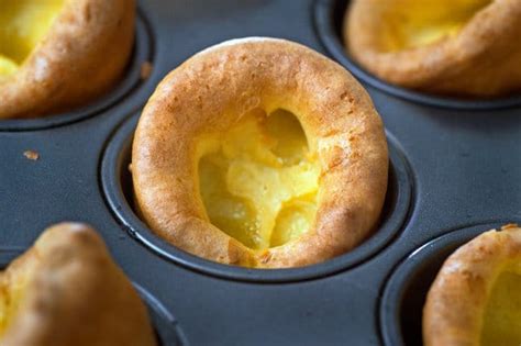  Yorkshire Pudding: Uma Sinfonia de Textura Crocante e Interior Fofo Incrivelmente Leve!