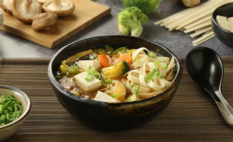  Mianxian Doufu: Uma Sinfonia Picante de Noodles e Tofu Cremoso!