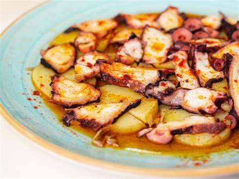 Pulpo à Gallega! Uma Explosão de Sabores Marinhos e Textura Deliciosamente Densa!