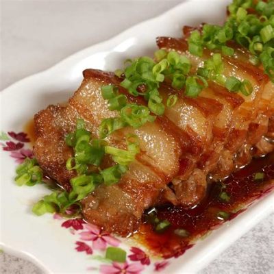  Shaoxing Wine-Braised Pork Belly: Uma explosão de sabores terrosos e doces que dançam no paladar!