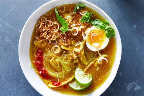  Soto Ayam: Uma Sopa Picante e Refrescante para Aquecer a Alma!